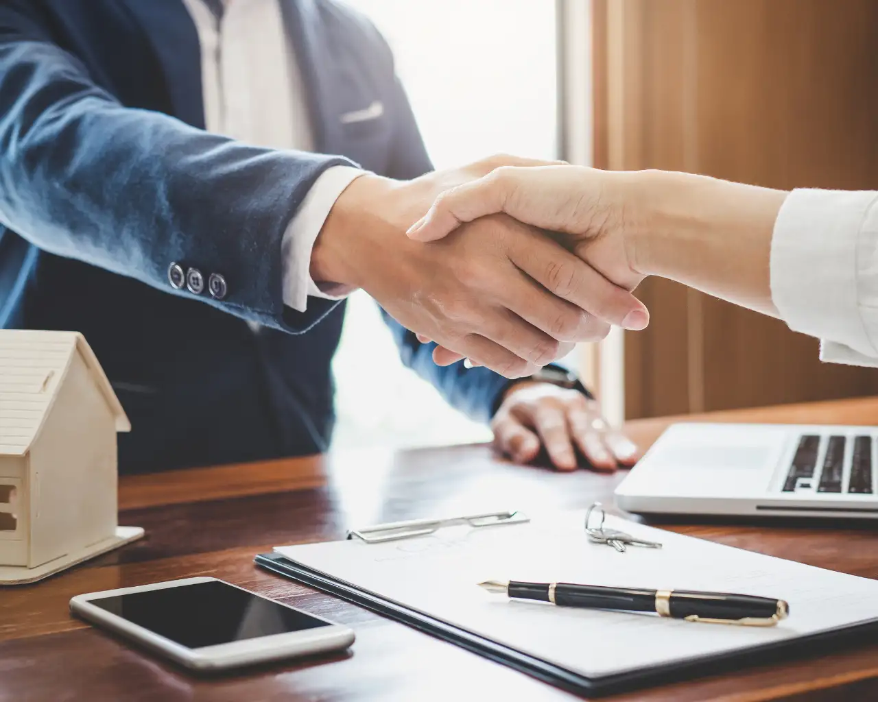 Image d'un ordinateur avec un formulaire de demande de devis d'assurance pour une profession libérale