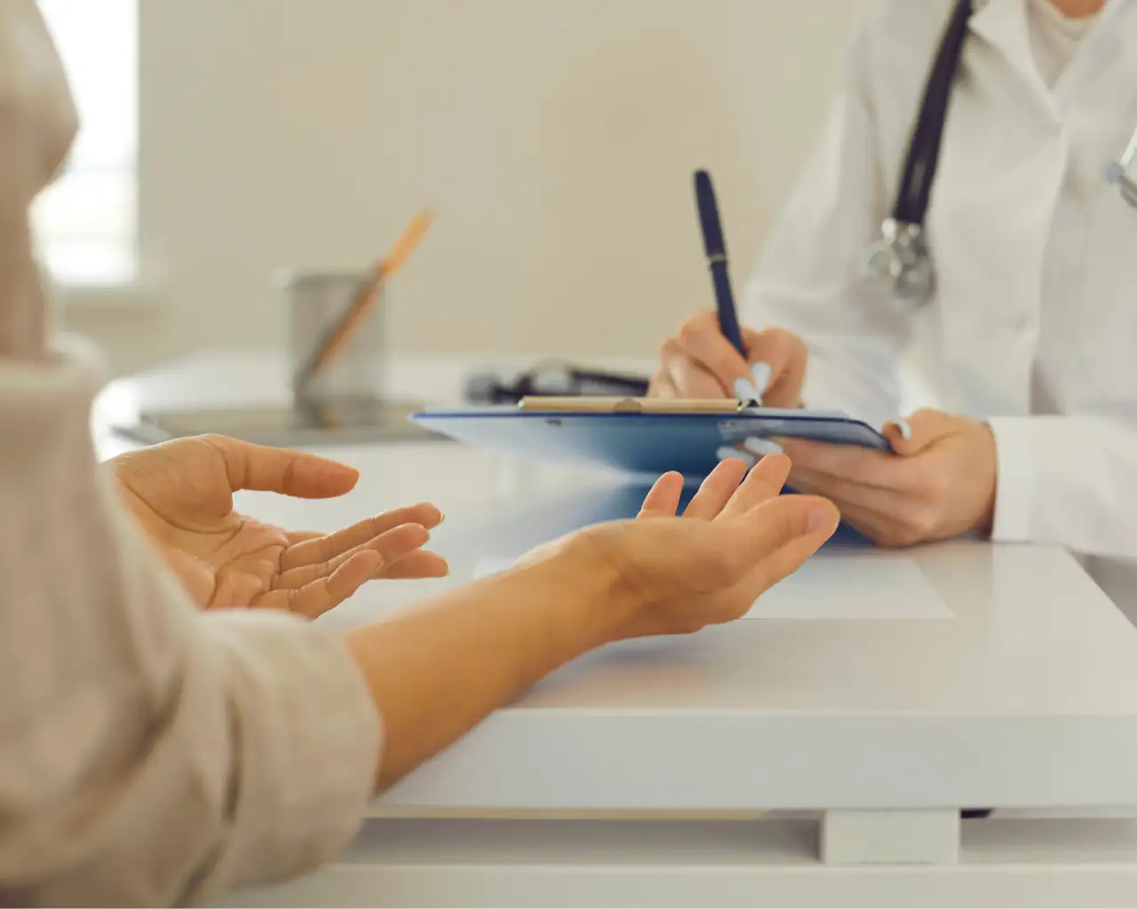 Image d'un ordinateur avec un formulaire de demande de devis d'assurance pour une profession libérale